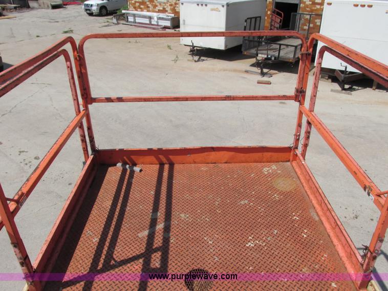 image for item G8589 2000 JLG 500RTS scissor lift