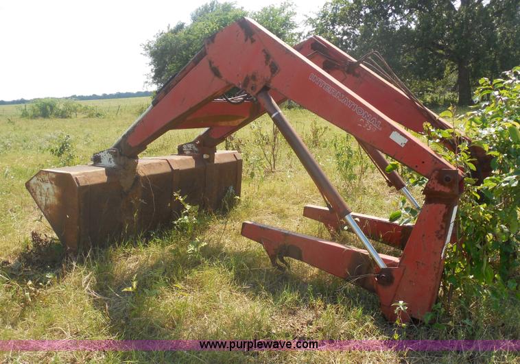 image for item E7594 International 2350 loader