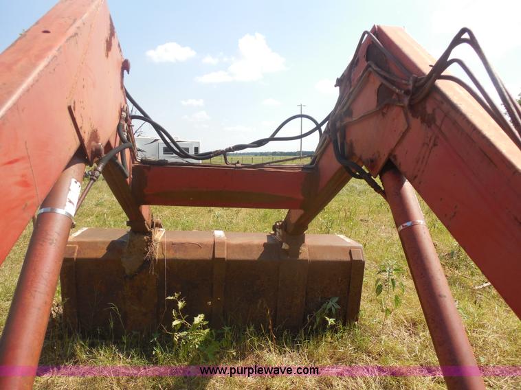 image for item E7594 International 2350 loader