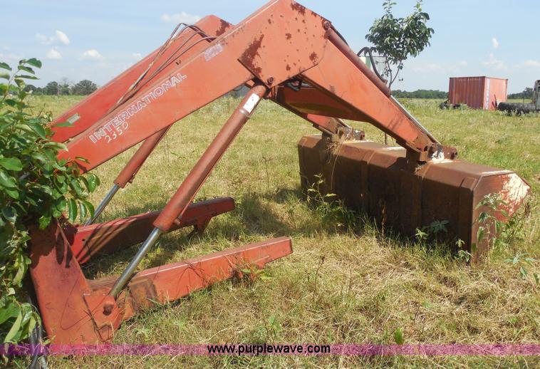 image for item E7594 International 2350 loader