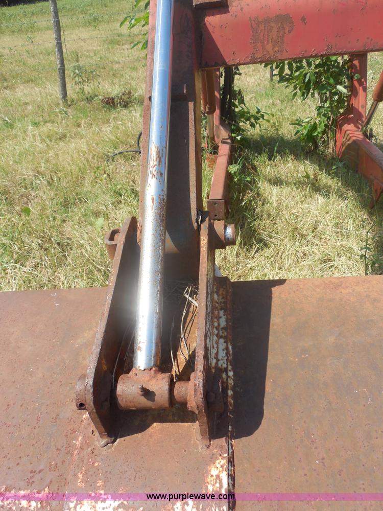 image for item E7594 International 2350 loader