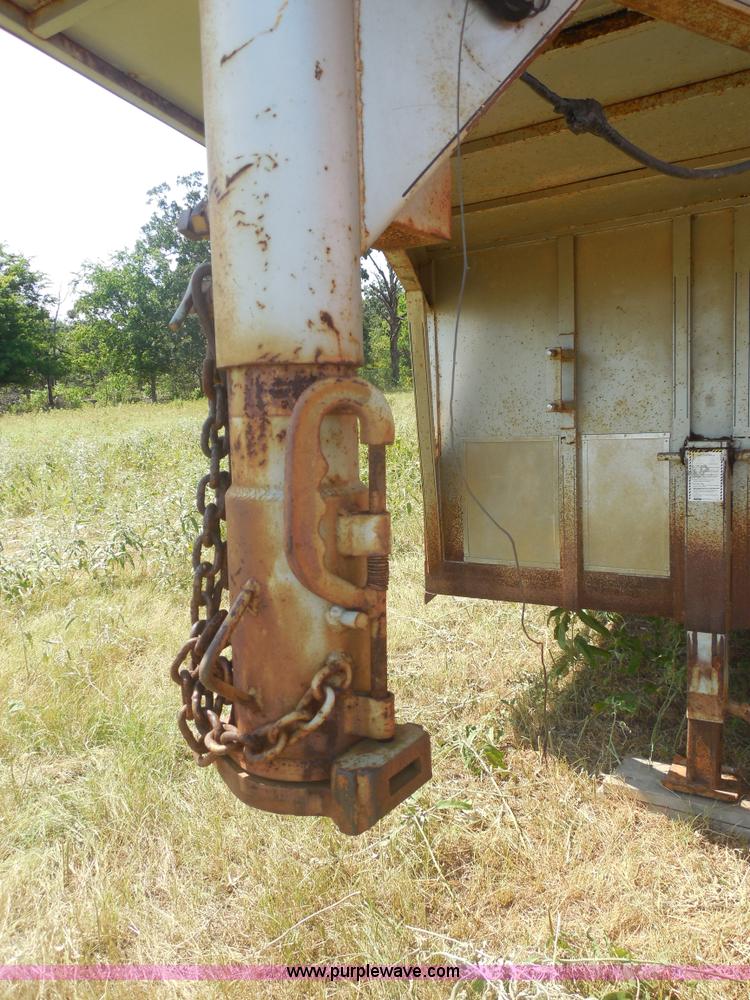 image for item E7596 1992 Diamond D stock trailer