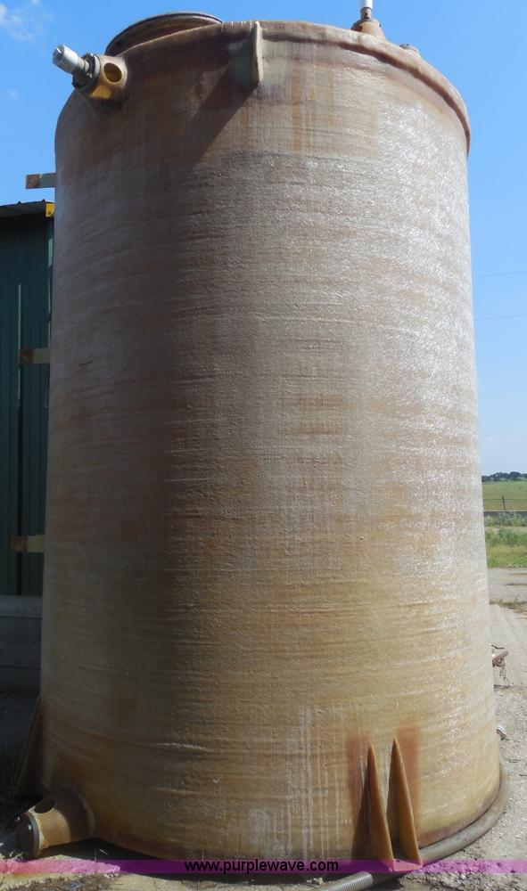 image for item E7597 6,000 gallon fiberglass tank