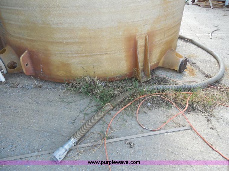 image for item E7597 6,000 gallon fiberglass tank