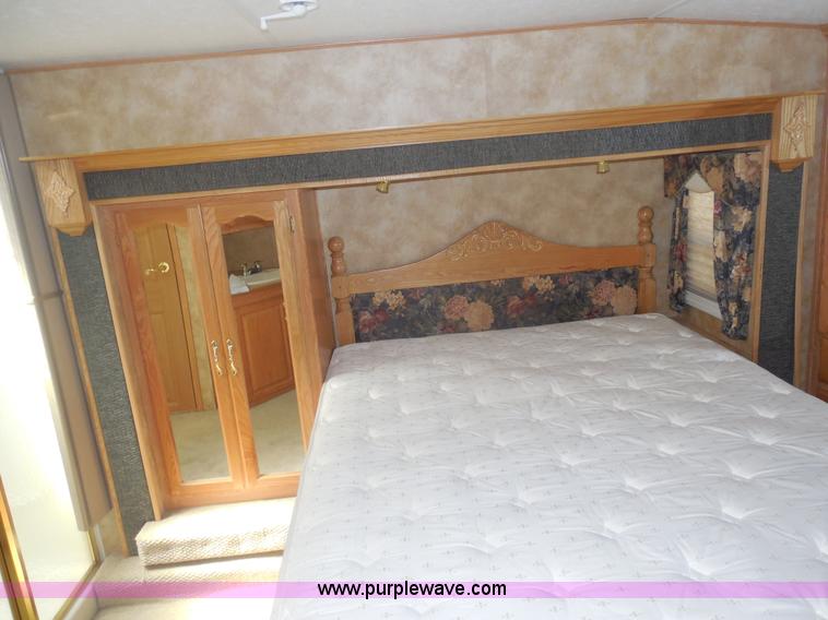 image for item E7600 2004 Everest Camp 37' fifth wheel camper