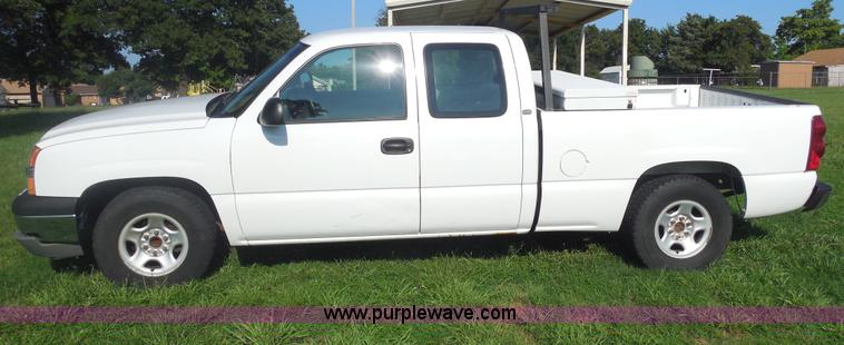 image for item F3237 2003 Chevrolet Silverado 1500 pickup truck