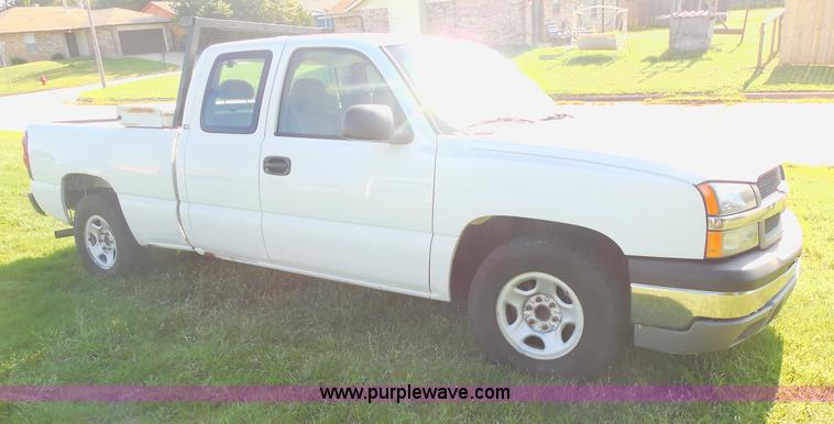 image for item F3237 2003 Chevrolet Silverado 1500 pickup truck