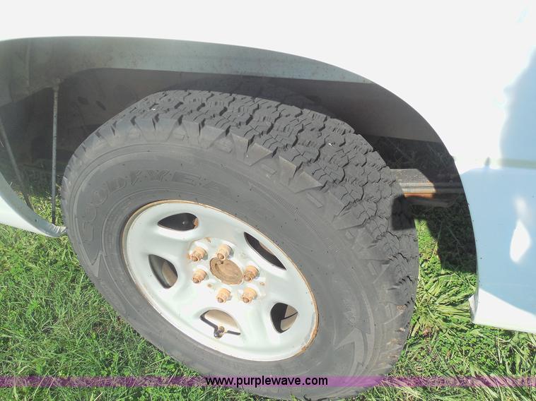 image for item F3237 2003 Chevrolet Silverado 1500 pickup truck