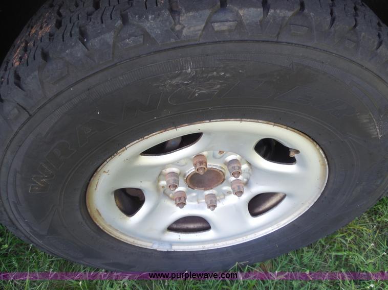 image for item F3237 2003 Chevrolet Silverado 1500 pickup truck