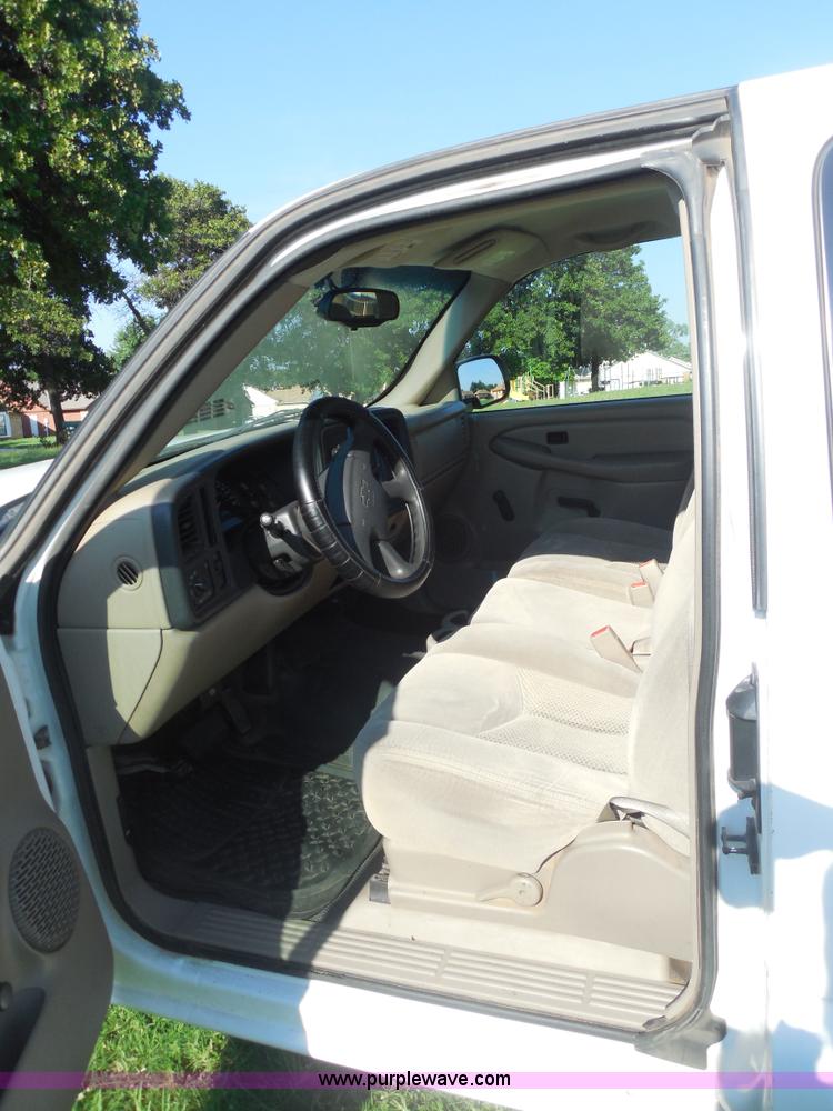 image for item F3237 2003 Chevrolet Silverado 1500 pickup truck