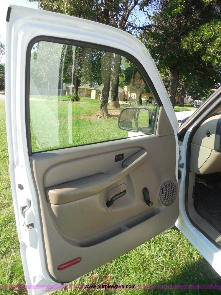 image for item F3237 2003 Chevrolet Silverado 1500 pickup truck