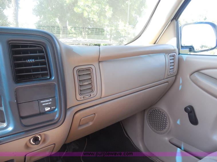 image for item F3237 2003 Chevrolet Silverado 1500 pickup truck