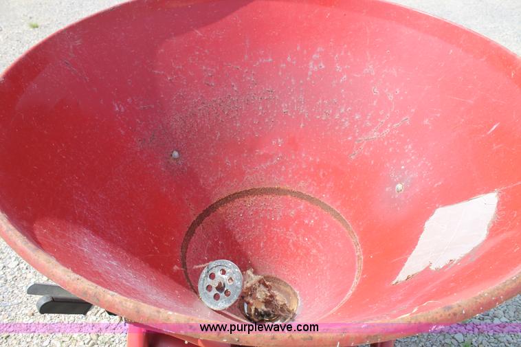 image for item G5748 2004 Cosmo 500 seeder/spreader