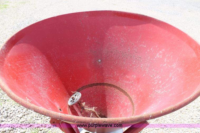 image for item G5748 2004 Cosmo 500 seeder/spreader