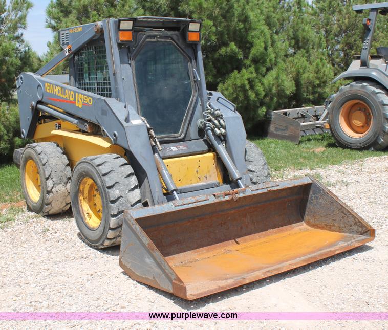 image for item G5786 2001 New Holland LS190 skid steer
