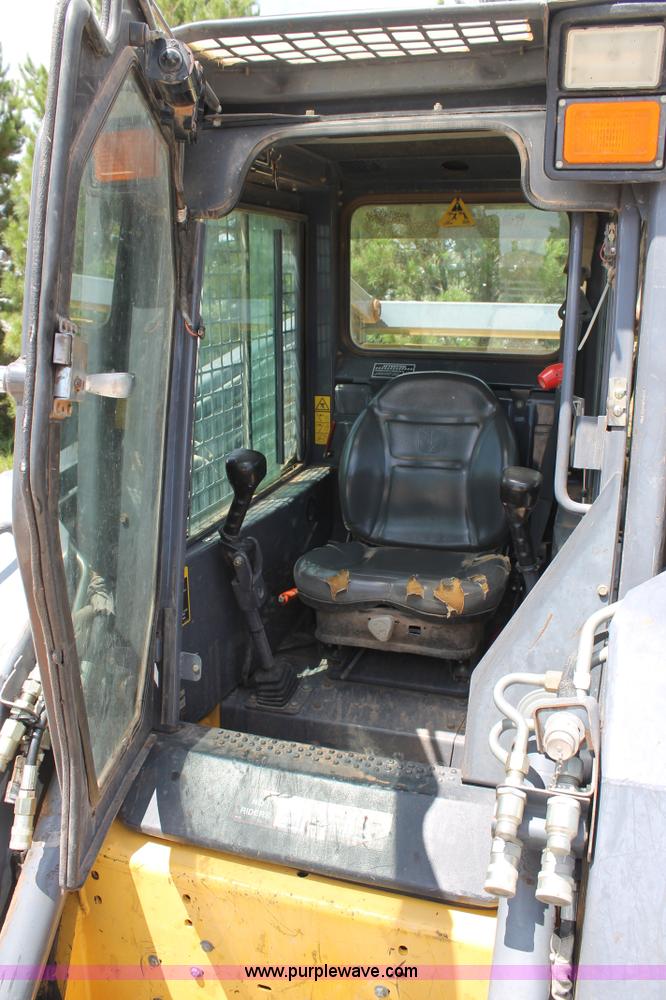 image for item G5786 2001 New Holland LS190 skid steer