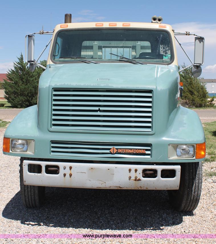 image for item G5790 1991 International 8200 semi truck