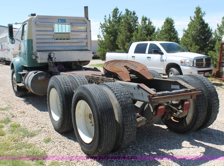 image for item G5790 1991 International 8200 semi truck