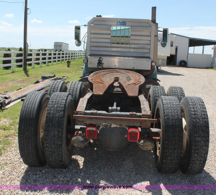 image for item G5790 1991 International 8200 semi truck