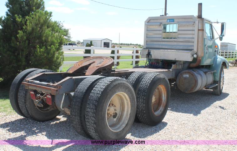 image for item G5790 1991 International 8200 semi truck