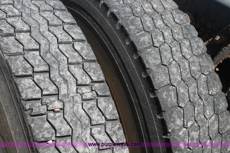 image for item G5790 1991 International 8200 semi truck