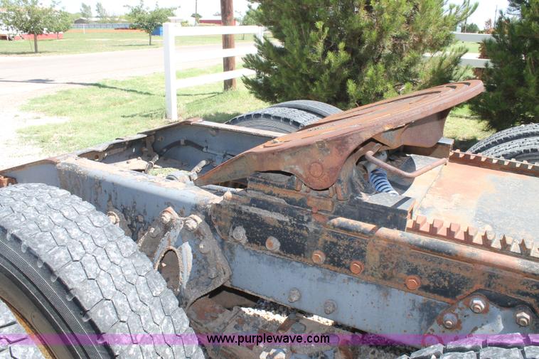 image for item G5790 1991 International 8200 semi truck