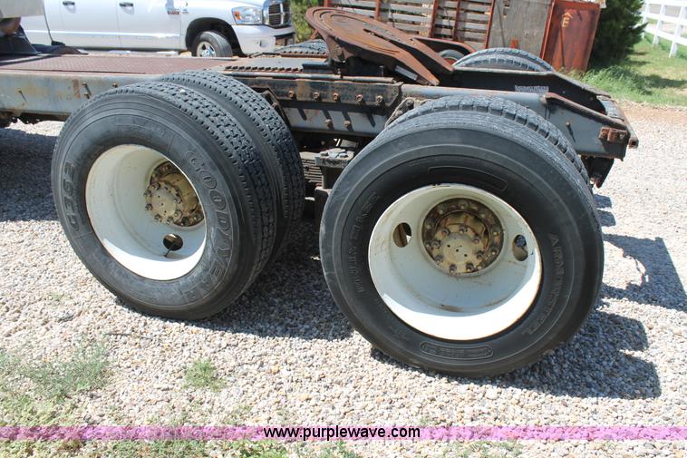 image for item G5790 1991 International 8200 semi truck