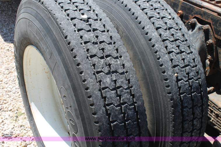 image for item G5790 1991 International 8200 semi truck