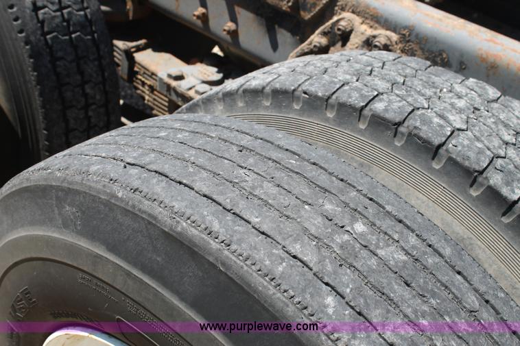 image for item G5790 1991 International 8200 semi truck