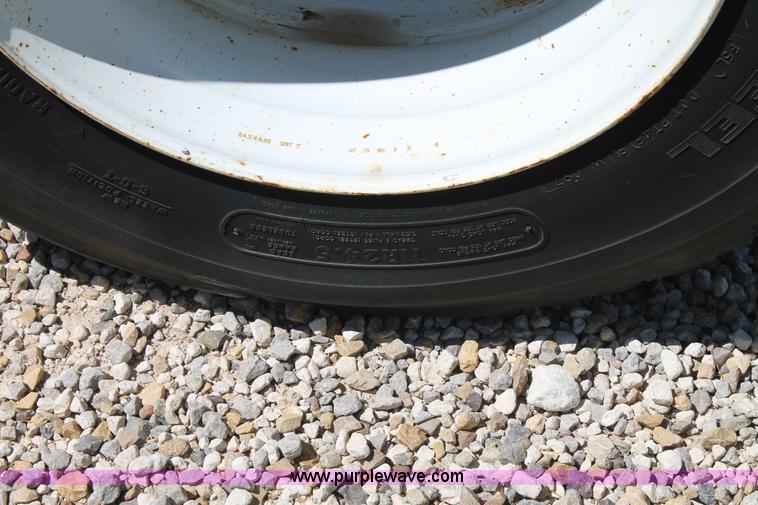 image for item G5790 1991 International 8200 semi truck