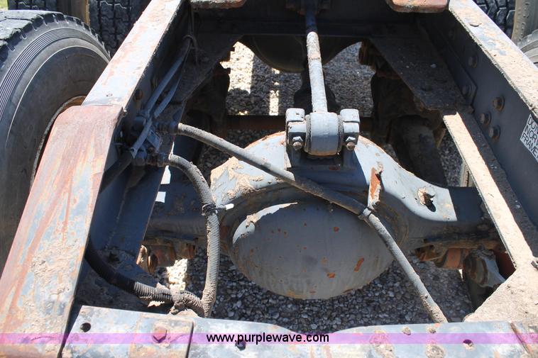 image for item G5790 1991 International 8200 semi truck