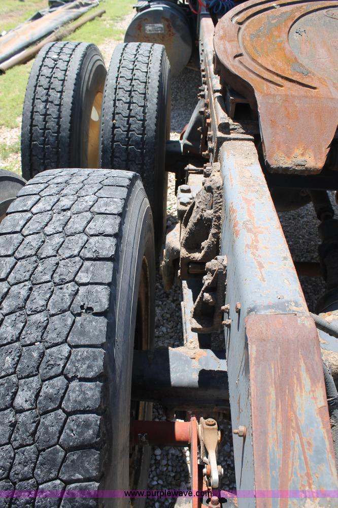 image for item G5790 1991 International 8200 semi truck