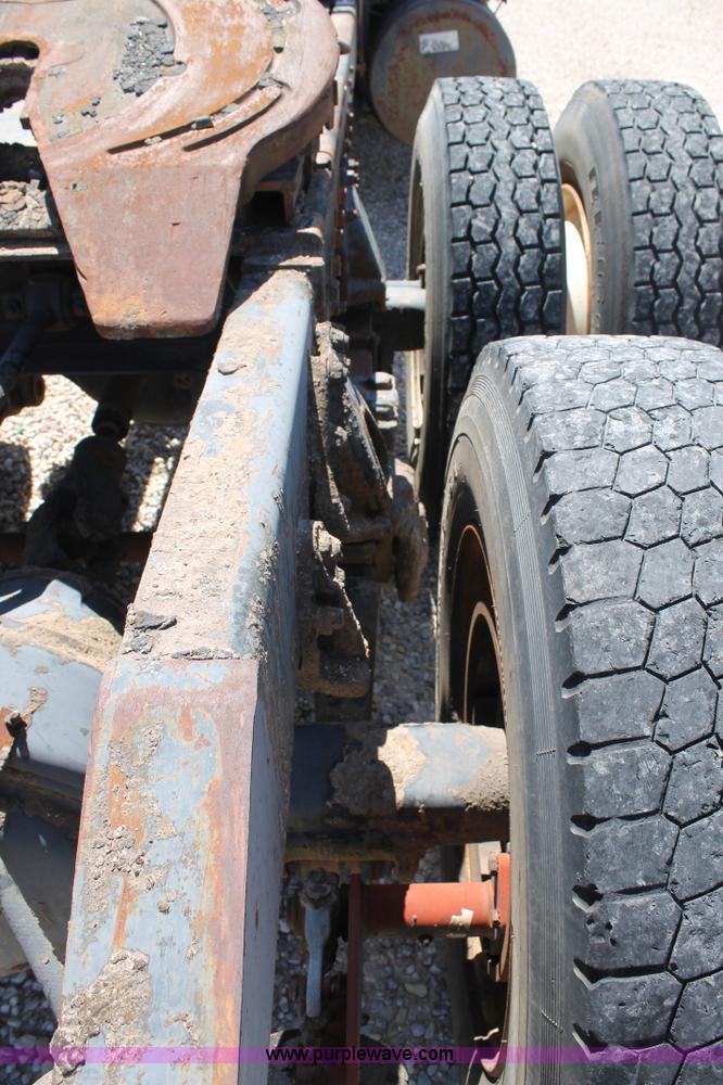 image for item G5790 1991 International 8200 semi truck