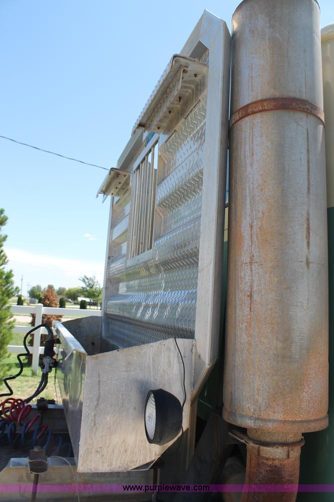 image for item G5790 1991 International 8200 semi truck