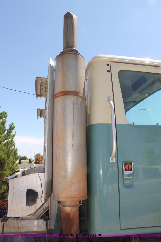 image for item G5790 1991 International 8200 semi truck