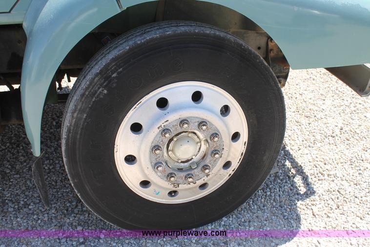 image for item G5790 1991 International 8200 semi truck