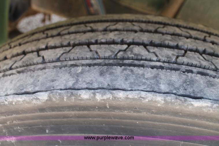 image for item G5790 1991 International 8200 semi truck