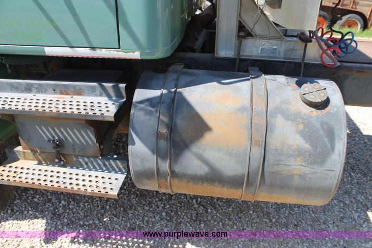 image for item G5790 1991 International 8200 semi truck