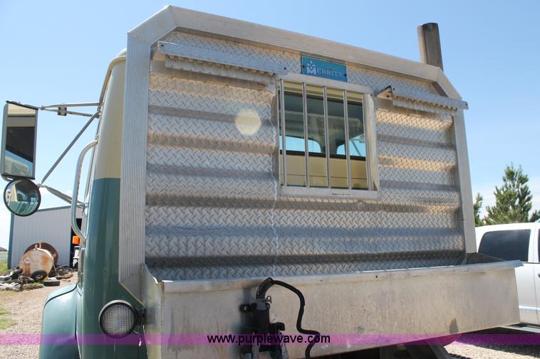 image for item G5790 1991 International 8200 semi truck