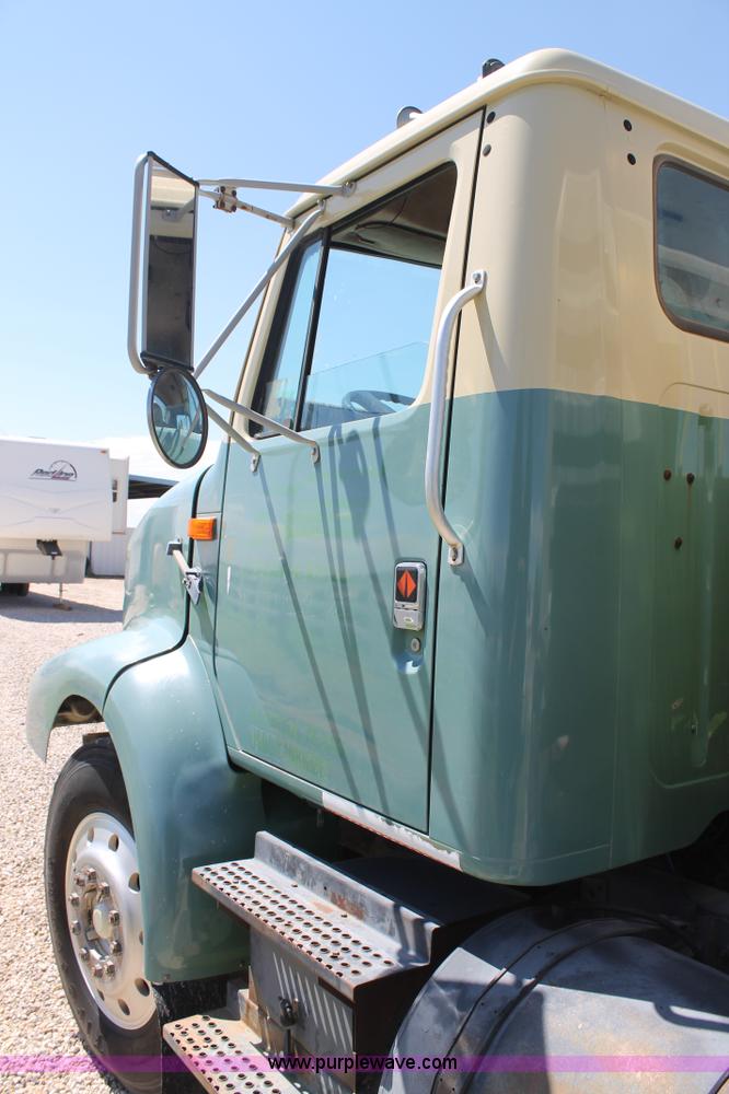 image for item G5790 1991 International 8200 semi truck