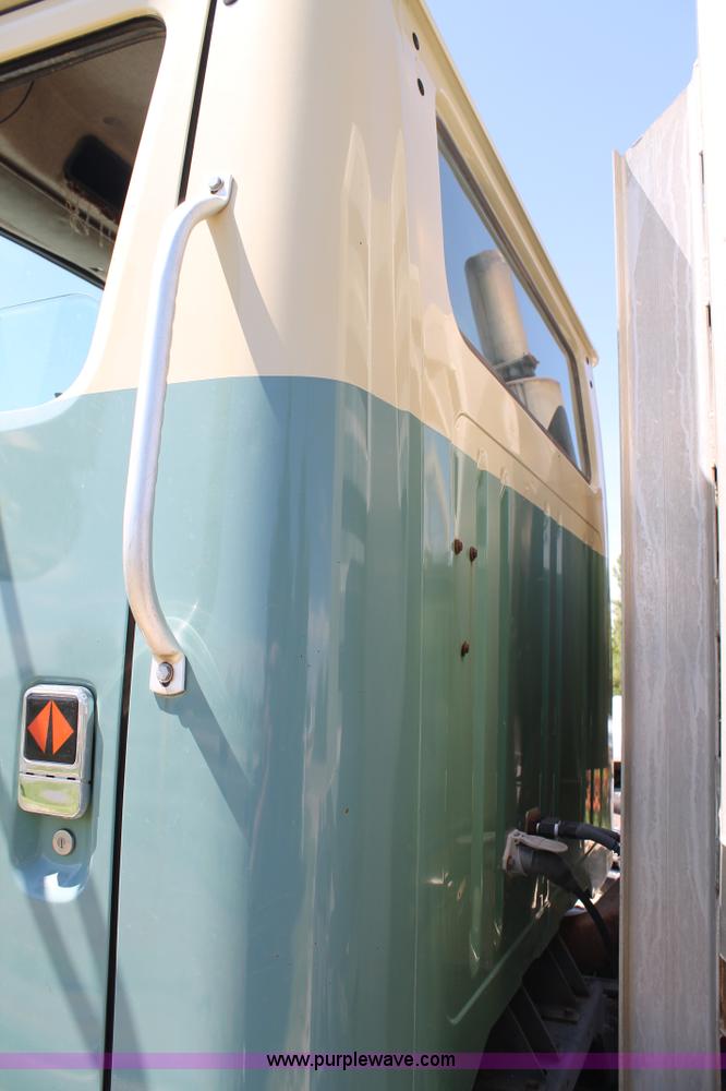 image for item G5790 1991 International 8200 semi truck