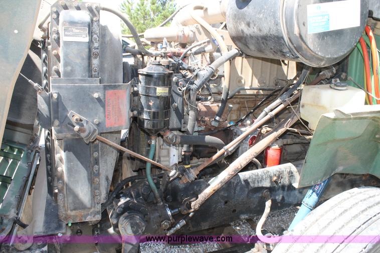 image for item G5790 1991 International 8200 semi truck