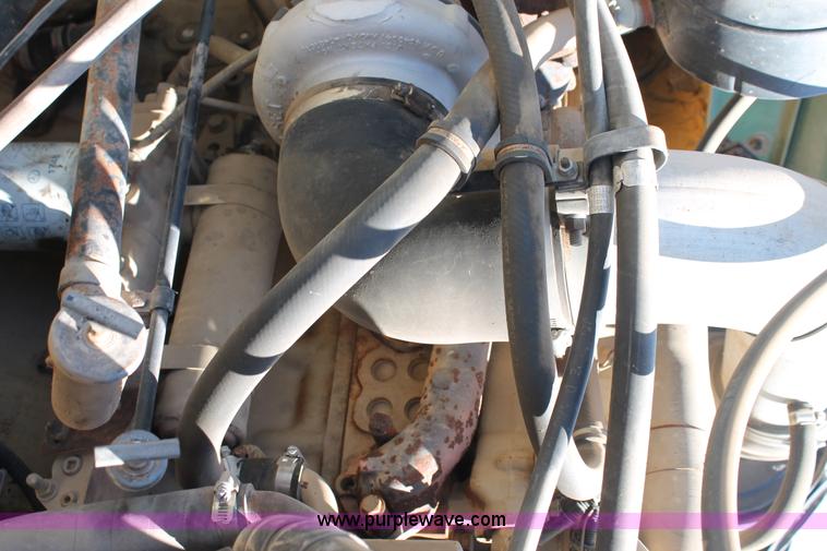 image for item G5790 1991 International 8200 semi truck