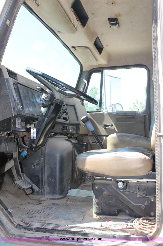 image for item G5790 1991 International 8200 semi truck