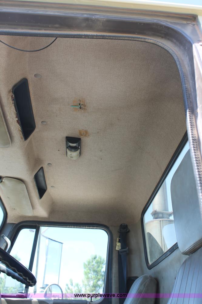 image for item G5790 1991 International 8200 semi truck