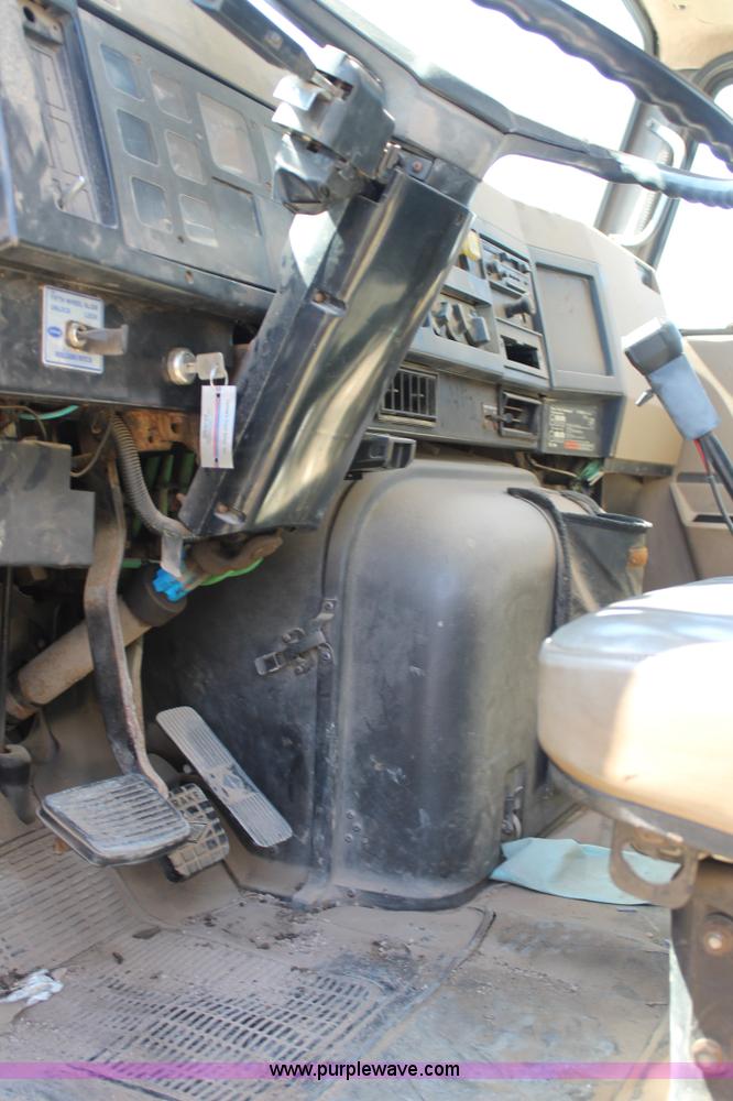 image for item G5790 1991 International 8200 semi truck