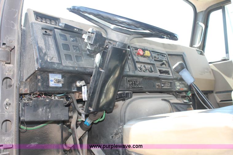 image for item G5790 1991 International 8200 semi truck