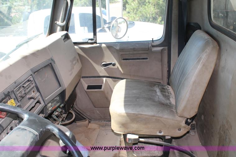 image for item G5790 1991 International 8200 semi truck