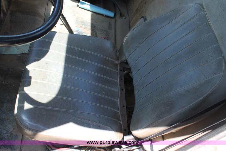 image for item G5790 1991 International 8200 semi truck