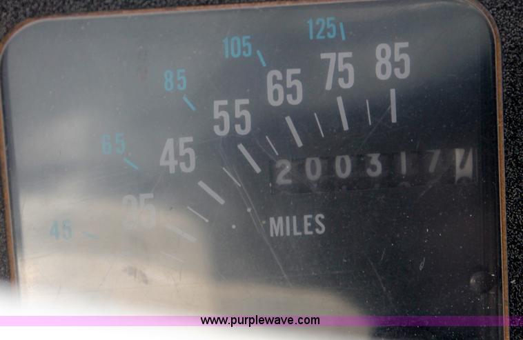 image for item G5790 1991 International 8200 semi truck